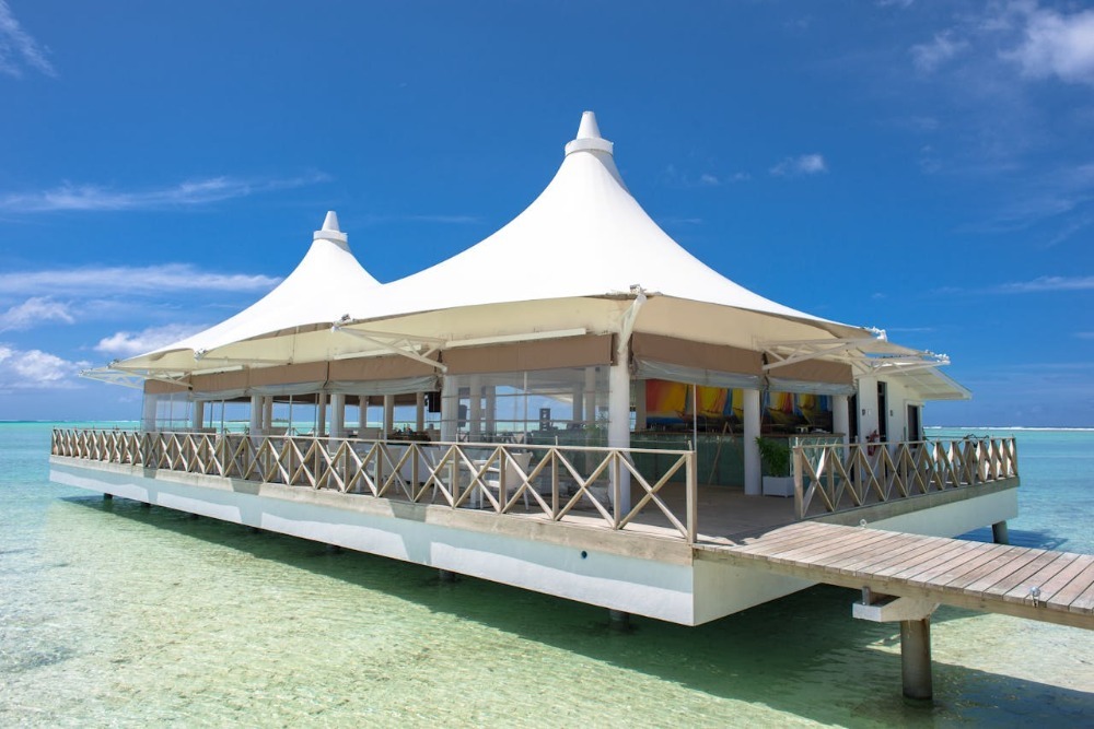 Vakantie Bora Bora ultieme exclusiviteit in de Stille Oceaan Een vakantie Bora Bora is voor velen de definitie van paradijs. Dit kleine Polynesische eiland staat bekend om zijn kristalheldere lagune, turkooizen water en iconische overwaterbungalows. Hier draait alles om rust, privacy en verfijnde luxe. Zodra je aankomt, voelt het alsof de tijd vertraagt. De luxe accommodaties op Bora Bora behoren tot de meest exclusieve ter wereld. Overnachten boven het water, met een eigen terras en directe toegang tot de lagune, is hier de standaard. Veel resorts bieden extra’s zoals een privézwembad, butlerservice en diners op het strand bij kaarslicht. Perfect voor stellen die willen ontsnappen aan de drukte of iets bijzonders te vieren hebben. Ook qua activiteiten is Bora Bora luxueus zonder opdringerig te zijn. Denk aan privé-snorkelen, duiken met manta’s en roggen, of een romantische zonsondergang op een jacht. Wellness speelt eveneens een grote rol spa’s met uitzicht op zee, massages met Polynesische oliën en yogasessies in de openlucht zorgen voor totale ontspanning. Bora Bora is geen bestemming voor haastige reizigers, maar voor wie bewust kiest voor stilte, comfort en schoonheid. Luxe rondreis Australië grootsheid, natuur en maatwerk Een luxe rondreis Australië staat voor vrijheid en variatie, gecombineerd met comfort op het hoogste niveau. Australië is immens en veelzijdig, wat het bij uitstek geschikt maakt voor een op maat gemaakte rondreis. In luxe reisvorm ontdek je het land op een manier die voor de meeste mensen onbereikbaar blijft. De reis begint vaak in wereldsteden zoals Sydney of Melbourne, waar je verblijft in tophotels met uitzicht op iconen als het Opera House of de haven. Culinaire ervaringen spelen hier een grote rol, van fine dining aan het water tot exclusieve wijnproeverijen in de Barossa Valley of Yarra Valley, vaak onder begeleiding van een privé-sommelier. Daarna lonkt de natuur, eveneens in luxe verpakking. Denk aan lodges midden in de outback, waar je per kleine chartervlucht arriveert en ’s avonds dineert onder een sterrenhemel zoals je die nergens anders ziet. Of verblijf op Lord Howe Island of Hamilton Island bij het Great Barrier Reef, waar je snorkelt en duikt in een van ’s werelds mooiste natuurgebieden, ver weg van het massatoerisme. Wat deze luxe rondreis door Australië zo bijzonder maakt, is de volledige persoonlijke aanpak. All Over Tours is gespecialiseerd in het creëren van unieke droomreizen waarbij elk detail klopt. Met privégidsen, comfortabele binnenlandse vluchten, exclusieve belevenissen en op maat samengestelde routes ontstaat een reis die perfect aansluit bij jouw wensen. Zo wordt indrukwekkend avontuur moeiteloos gecombineerd met ultiem comfort. Twee bestemmingen, één luxe ervaring Hoewel Bora Bora en Australië totaal verschillend zijn, vullen ze elkaar perfect aan. Bora Bora biedt intieme eilandluxe en complete ontspanning, terwijl Australië groots, dynamisch en afwisselend is. Samen vormen ze een droomcombinatie voor reizigers die geen concessies willen doen. Of je nu kiest voor pure rust boven een lagune, of voor een indrukwekkende rondreis vol natuur en cultuur luxe betekent hier niet alleen comfort, maar vooral exclusieve ervaringen die je nergens anders vindt. Dit is het summum van luxe reizen.